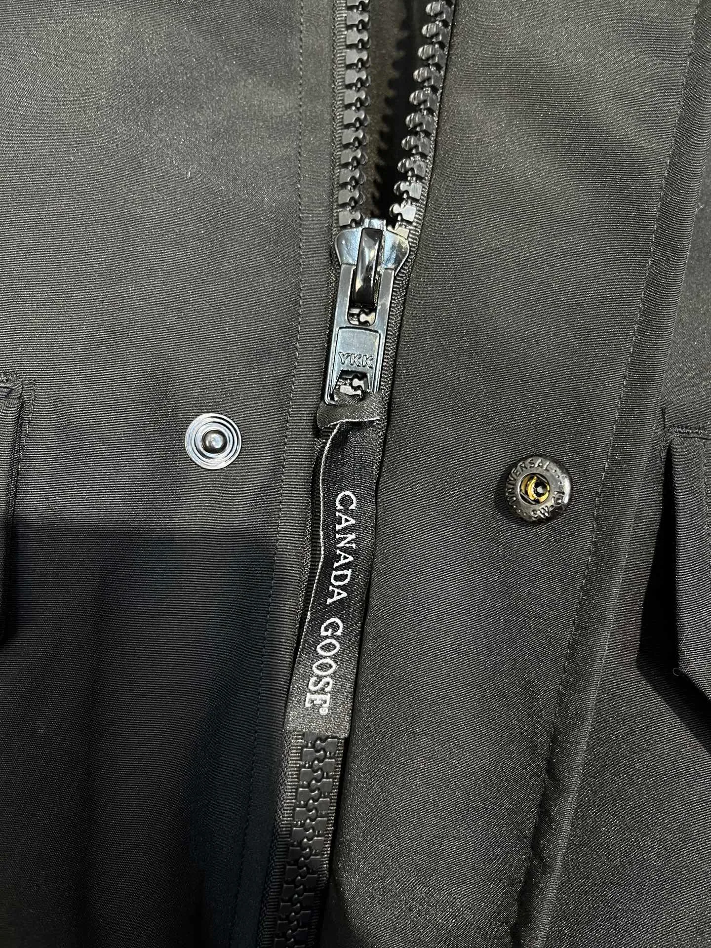P720 high-end version black (new version of Big Goose 01) Canada Goose Canada Goose #Chilliwack 7999M bomber jacket short down jacket/01 model #Men and Women Same Style# ➖ Genuine synchronous anti-counterfeiting chip sensor! ➖ Imported 21S polyester-cotton blended original fabric [last year’s 16S/18S hard fabrics have been completely eliminated, this year all use 21S genuine synchronous fabrics, the soft mid-strap feels delicate and textured], genuine synchronous Feather-Light 10D waterproof coating fabric, made of 84.5 polyester fiber and 15.5 cotton, 100% the best feel in the entire network! ➖ The genuine official website is synchronized with the national standard 80 white duck down, you can check the official website customer service, there will never be a series of misleading claims such as 90 down or goose down! ➖ Using the best nylon lining with double double-layer sealing design, velvet-proof No. 7 needle + grid-filled down ready-made garments, there is 100% no so-called velvet running! ➖ The cuffs are designed with thickened seamless threads, and the collar and pockets are lined with top-quality polar fleece to keep you warm and comfortable! ➖ Yoshida YKK provides original custom-made electroplated sliders. YKK two-way lockable zippers are tight and smooth and will not peel off paint! ➖ 3M composite guarantees that the Velcro is the same as the original, durable, and all accessories and hardware are custom-made! ➖ Imported BEHRINGER embroidery machine to customize the 10,000-needle embroidery logo, 98% of which can be reproduced to restore the original logo. You can check and compare on the official website! ➖ The fur collars are all made of large pieces of Western Canadian blue wolf hide, ensuring that each fur collar is 13-15cm wide!   Size:XS-XXL